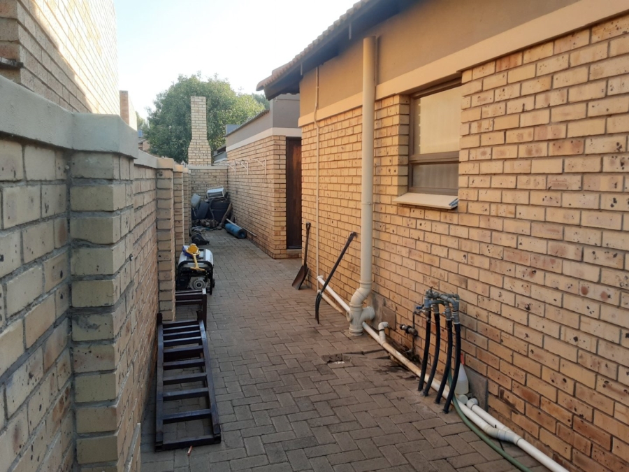 2 Bedroom Property for Sale in Langenhovenpark Free State